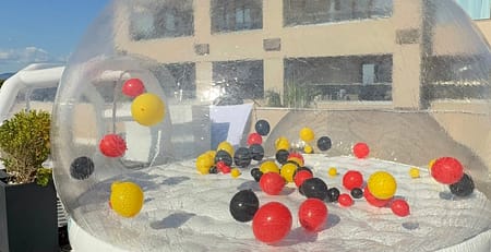 Διάφανος φουσκωτός θόλος bubble house της AdamsGames με μπαλόνια, στημένος στη στέγη πολυτελούς ξενοδοχείου στη Χαλκιδική