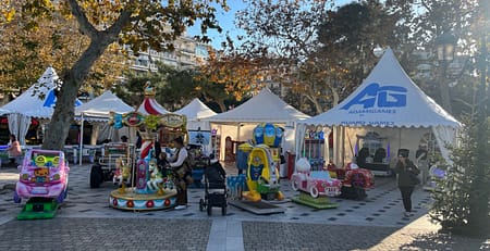 Λευκές τέντες AdamsGames και παιδικά μηχανήματα στο πλακόστρωτο της Πλατείας Αριστοτέλους στη Θεσσαλονίκη