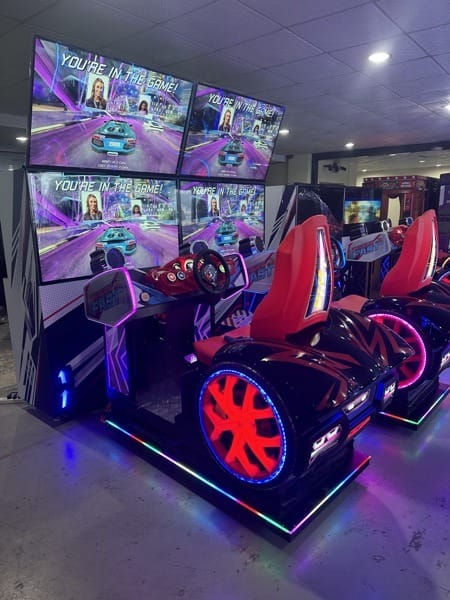Fast & Furious Arcade — αγωνιστικό μηχάνημα Raw Thrills με δύο οθόνες 65 ιντσών