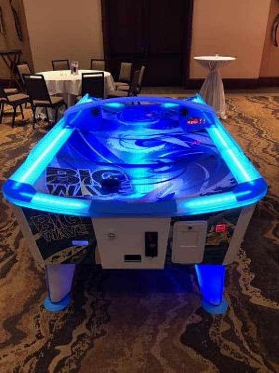 Big Wave Air Hockey σε αίθουσα εκδηλώσεων, με αναμμένο φωτισμό LED