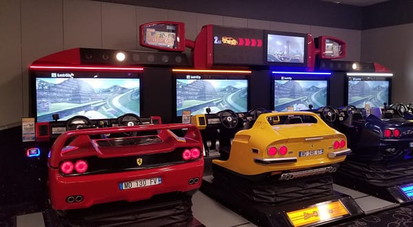 OutRun 2 SP SDX — οι τέσσερις θέσεις σε αίθουσα ψυχαγωγίας