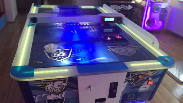 Arctic Air Hockey σε αίθουσα, με αναμμένο φωτισμό LED στις μπάρες