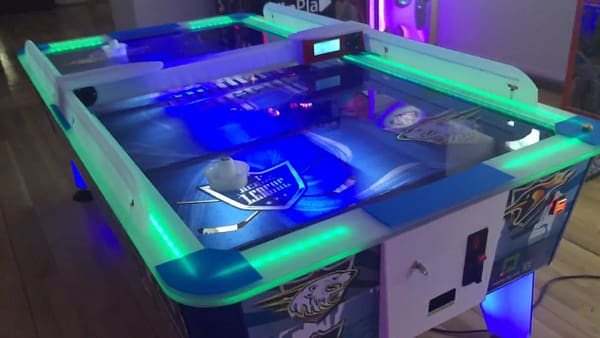 Arctic Air Hockey — το τραπέζι σε λειτουργία, πλάγια όψη