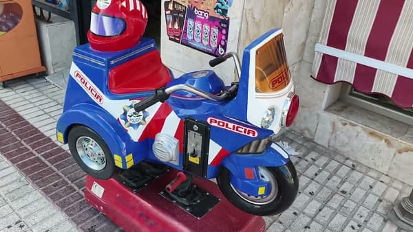 Moto Polizei σε εξωτερικό χώρο — κουνιστή μοτοσυκλέτα αστυνομίας