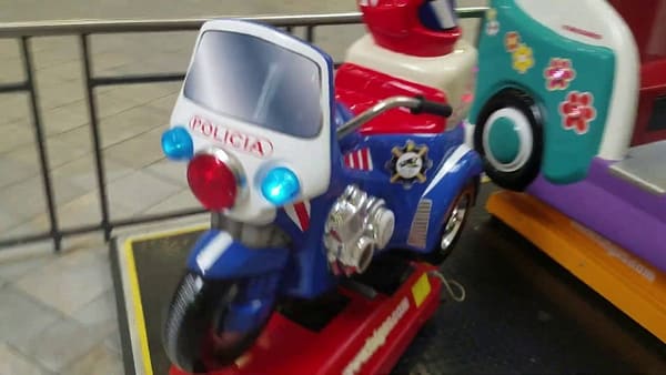 Moto Polizei — μπροστινή όψη με τους φάρους και τα σήματα