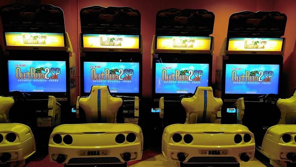 OutRun 2 SP σε αίθουσα ψυχαγωγίας — τέσσερις μονάδες συνδεδεμένες στη σειρά
