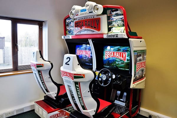 Sega Rally 2 — η διπλή καμπίνα δύο θέσεων σε λειτουργία
