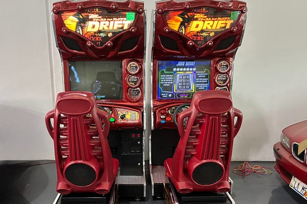 Fast and Furious Drift της Raw Thrills — δύο συνδεδεμένα μηχανήματα