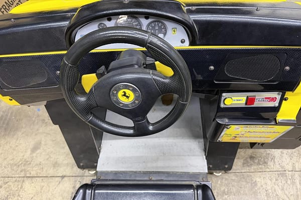 OutRun 2 SP — τιμόνι Ferrari και ταμπλό της θέσης οδήγησης