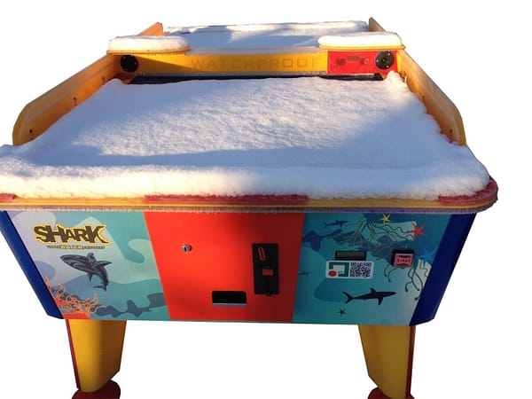 Air Hockey Shark Small χιονισμένο — η αδιάβροχη κατασκευή αντέχει έξω όλο τον χρόνο