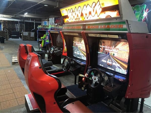 Scud Race Twin — οι δύο θέσεις με τα κόκκινα καθίσματα και οι οθόνες σε παιχνίδι