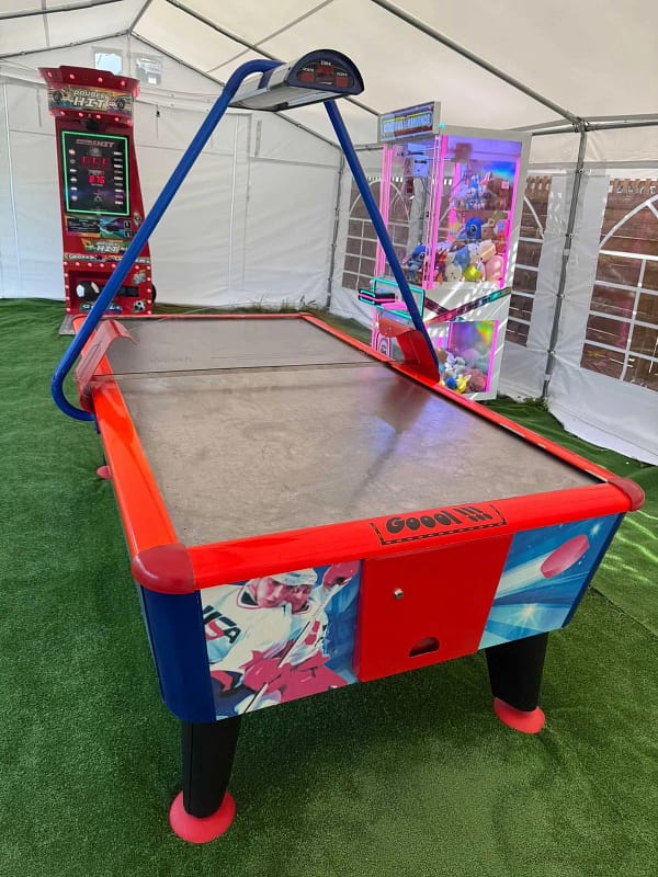 Air Hockey Gold σε τέντα εκδήλωσης — τραπέζι air hockey με κερματοδέκτη σε εξωτερικό χώρο