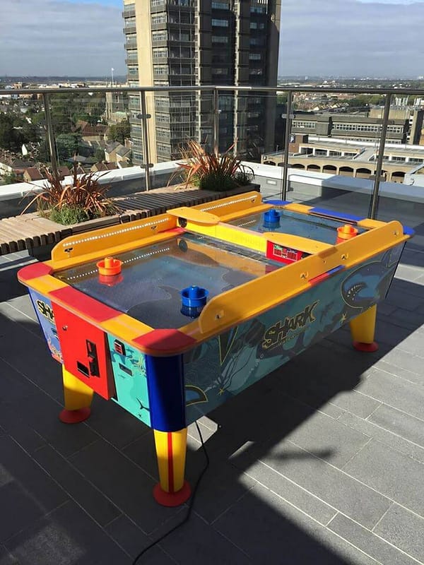 Air Hockey Shark σε ταράτσα — αδιάβροχο τραπέζι air hockey σε εξωτερικό χώρο