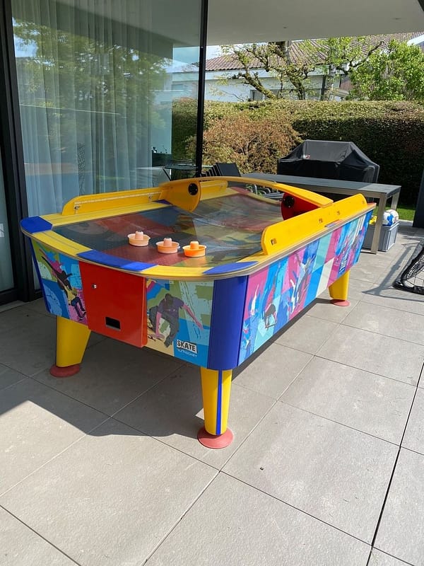 Air Hockey Skate σε αυλή σπιτιού — αδιάβροχο τραπέζι air hockey για εξωτερικό χώρο