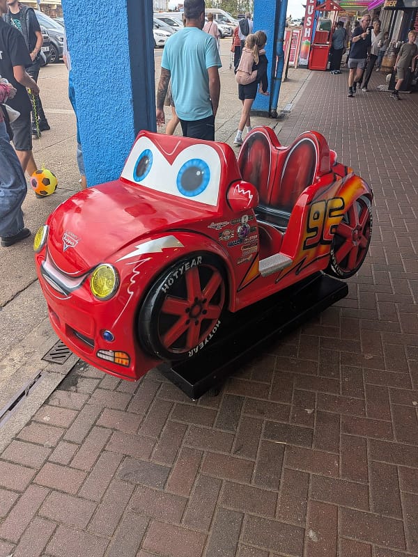 Cabrio MC σε εξωτερικό χώρο — κόκκινο κουνιστό αυτοκινητάκι