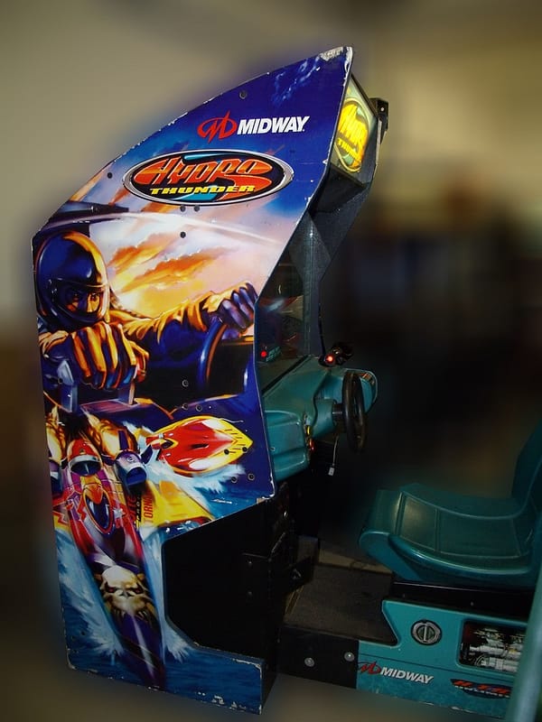Hydro Thunder της Midway — πλάγια όψη με το artwork του σκάφους