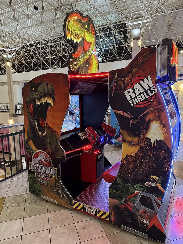 Jurassic Park Arcade της Raw Thrills — η καμπίνα με τον τυραννόσαυρο