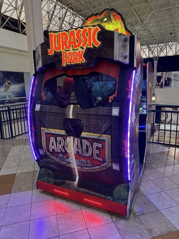 Jurassic Park Arcade — μπροστινή όψη με τα όπλα και τον φωτισμό