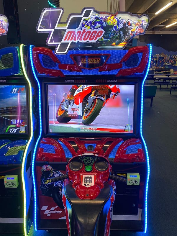 Moto GP της Raw Thrills — το μηχάνημα σε αίθουσα ψυχαγωγίας