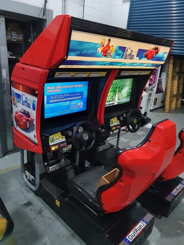OutRun 2 Twin — πλάγια όψη με τα κόκκινα καθίσματα