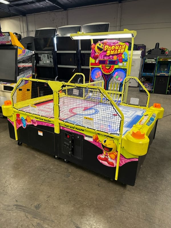 Pac-Man Air Hockey — πλάγια όψη με τον πίνακα σκορ