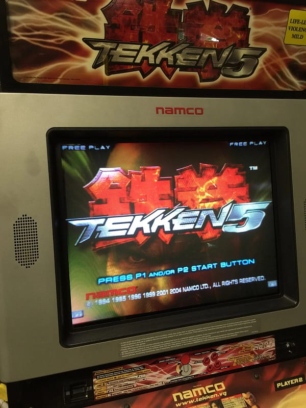 Tekken 5 — η μαρκίζα Namco και η οθόνη έναρξης του παιχνιδιού