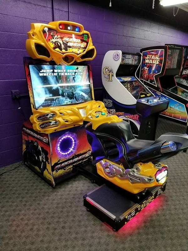 Super Bikes 2 της Raw Thrills — το μηχάνημα σε αίθουσα με φωτισμένο ηχείο