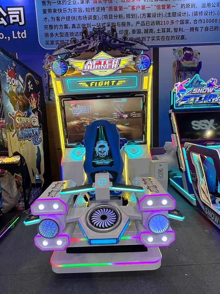 Όρθια arcade μηχανήματα μάχης με φωτισμένες καμπίνες