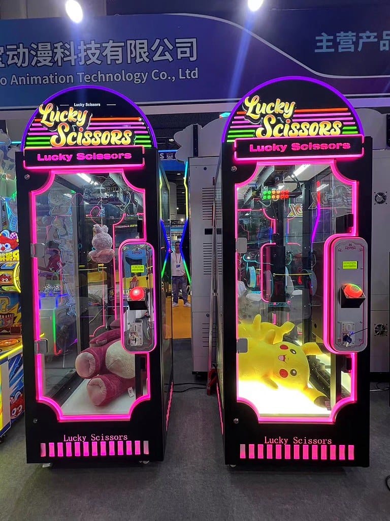 Μηχάνημα δώρων τύπου Lucky Scissors, όπου ο παίκτης κερδίζει κόβοντας κορδόνι