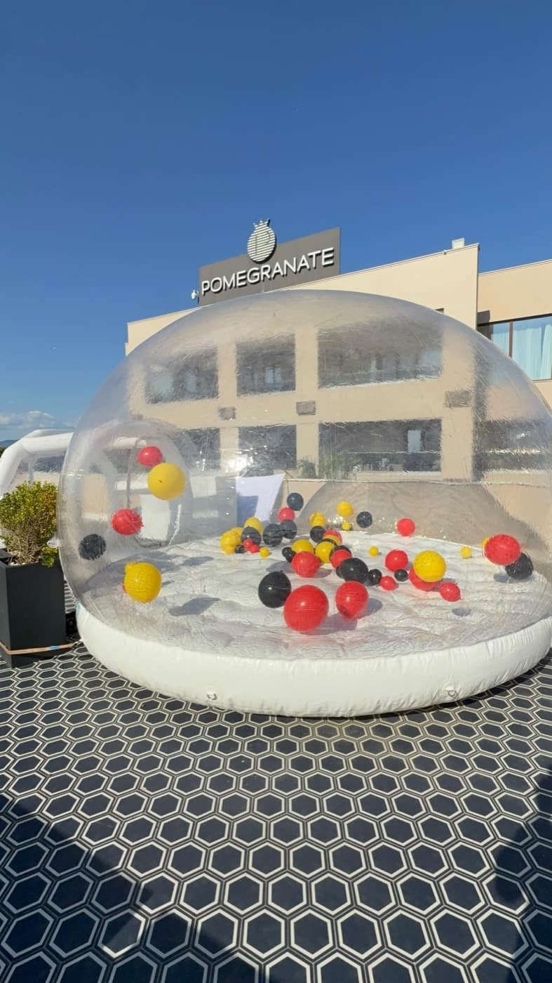 Bubble house με μπαλόνια σε roof terrace 5άστερου ξενοδοχείου στη Χαλκιδική, εγκατάσταση AdamsGames