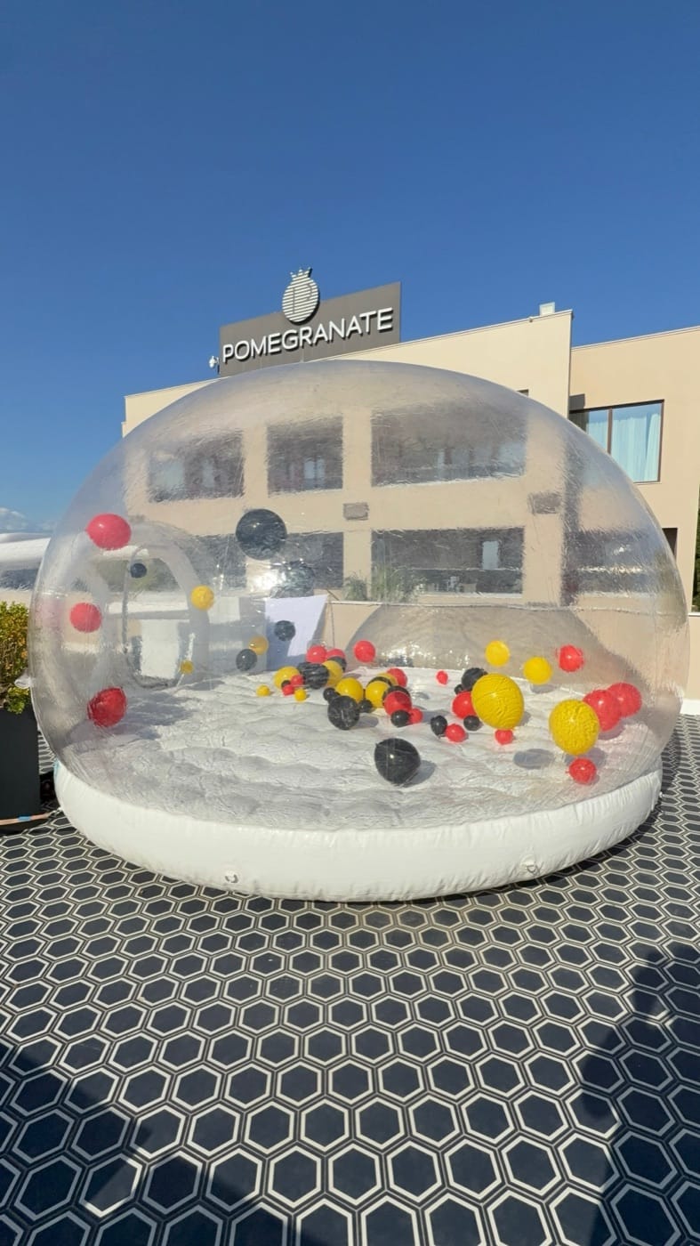 Διάφανος φουσκωτός θόλος (bubble house) με κόκκινα, κίτρινα και μαύρα μπαλόνια στο Pomegranate Hotel, Χαλκιδική
